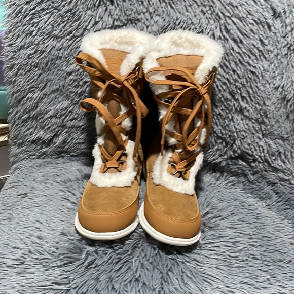 DSG Arctic Storm tan snow boots in suede and faux fur. - Picture 3 of 8